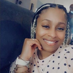 Meet your Posher, Akia